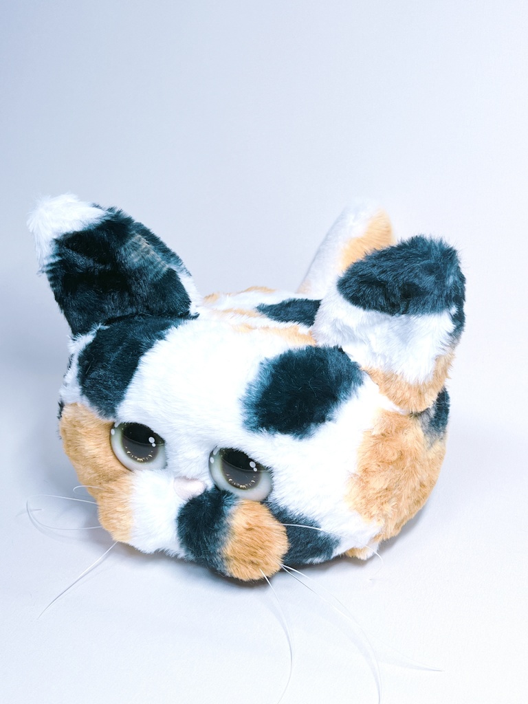 ドールサイズ 猫ちゃんソファ Aタイプ 短いしっぽの三毛猫