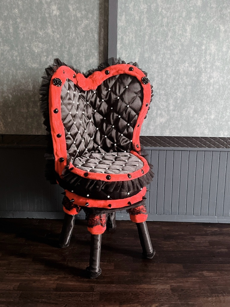ドールサイズ椅子「Crazy Girl Bomb Chair」ブラック×レッド