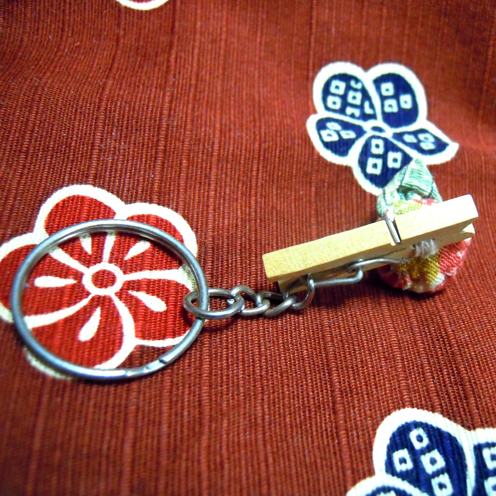 ミニ布花(白地に赤色と黄色) 木製洗濯ばさみ(チェーン付き)