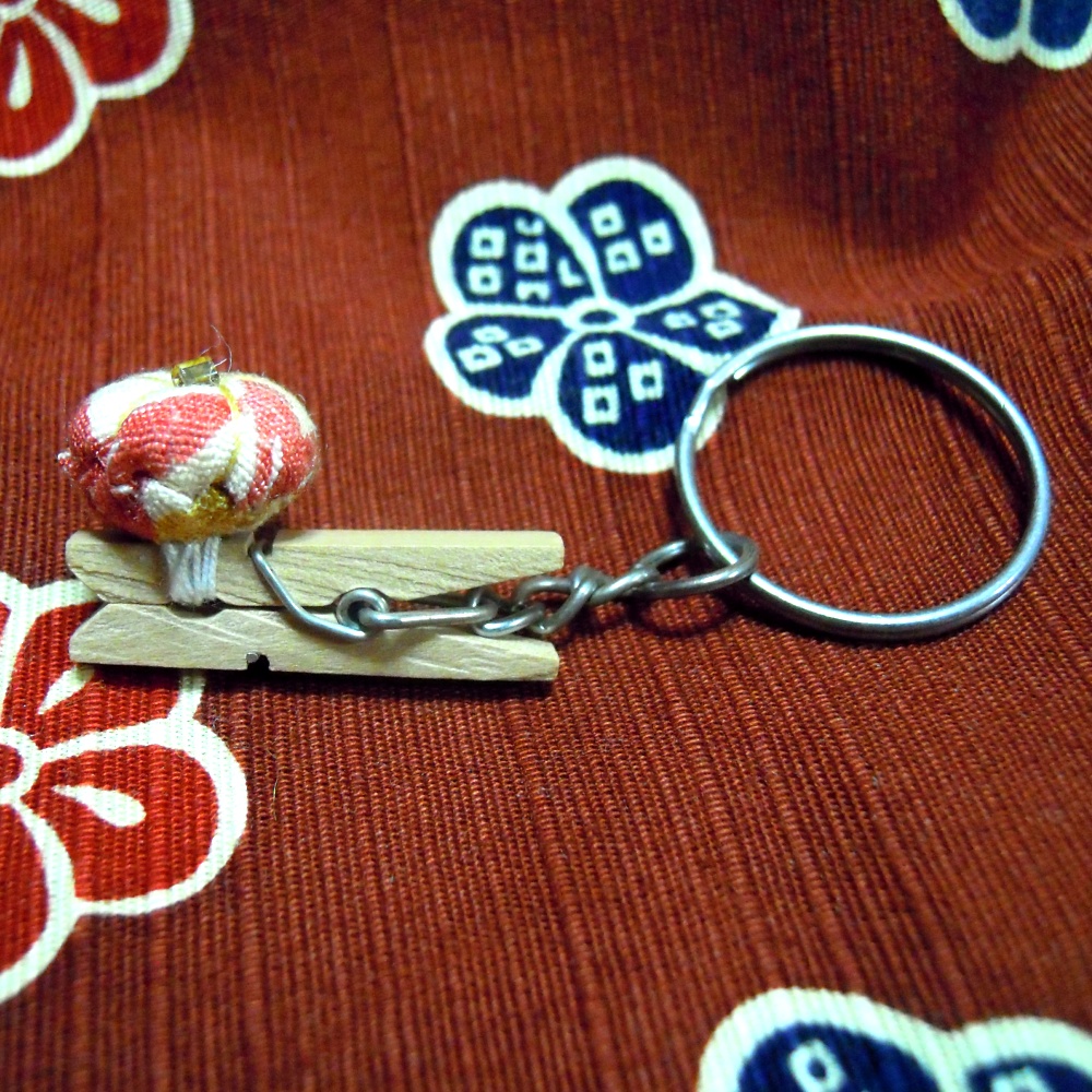 ミニ布花(白地に赤色と黄色) 木製洗濯ばさみ(チェーン付き)