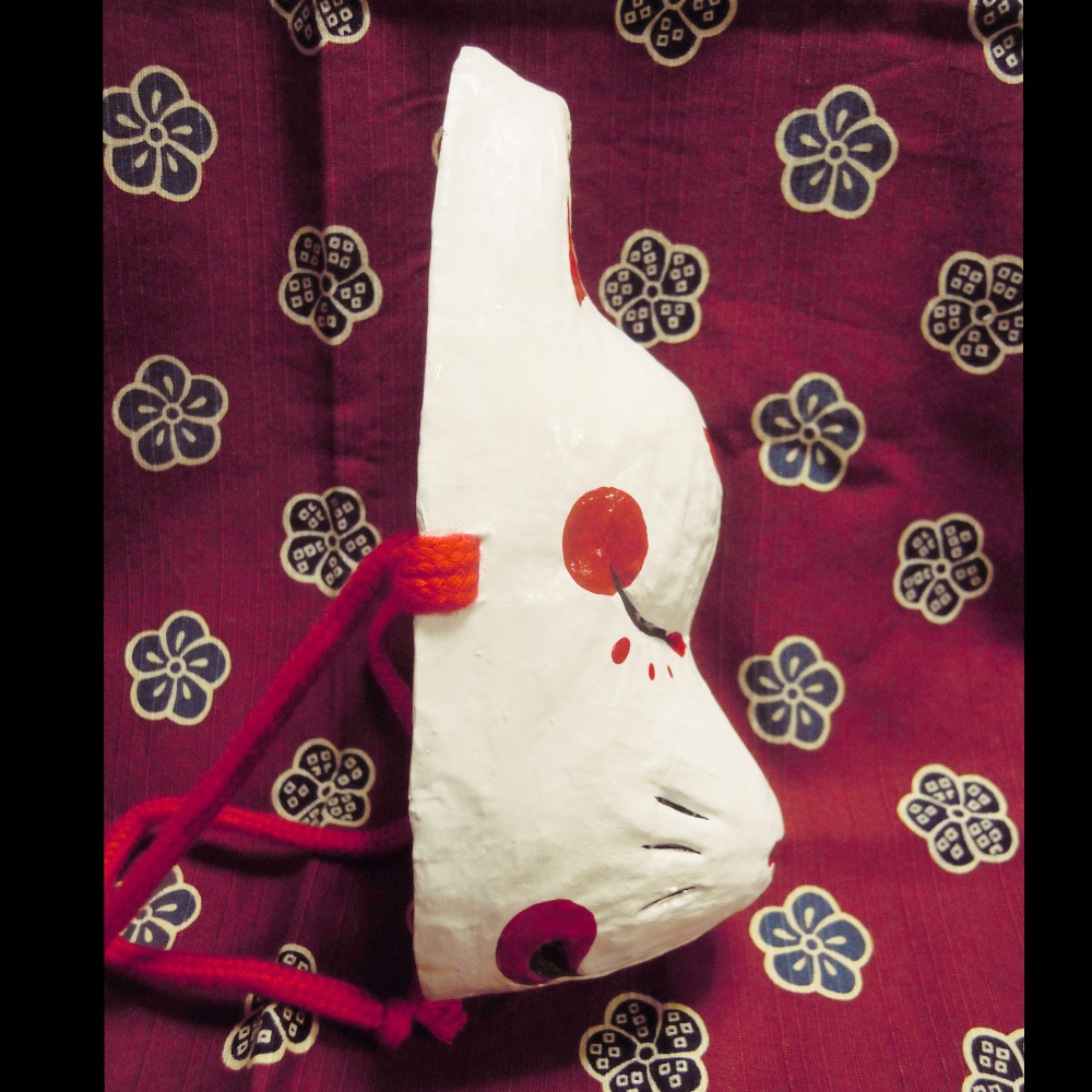 狐面 白地に赤の隈取 裏地の色が赤みがかった桃色