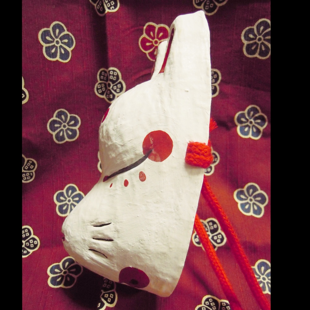 狐面 白地に赤の隈取 裏地の色が赤みがかった桃色
