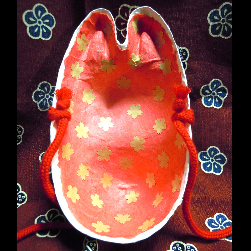 狐面 白地に赤の隈取 裏地の色が赤みがかった桃色