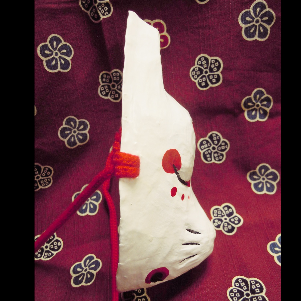 狐面 白地に赤の隈取 裏地の色が赤色