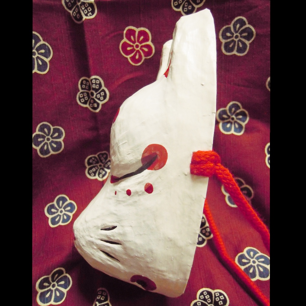 狐面 白地に赤の隈取 裏地の色が赤色