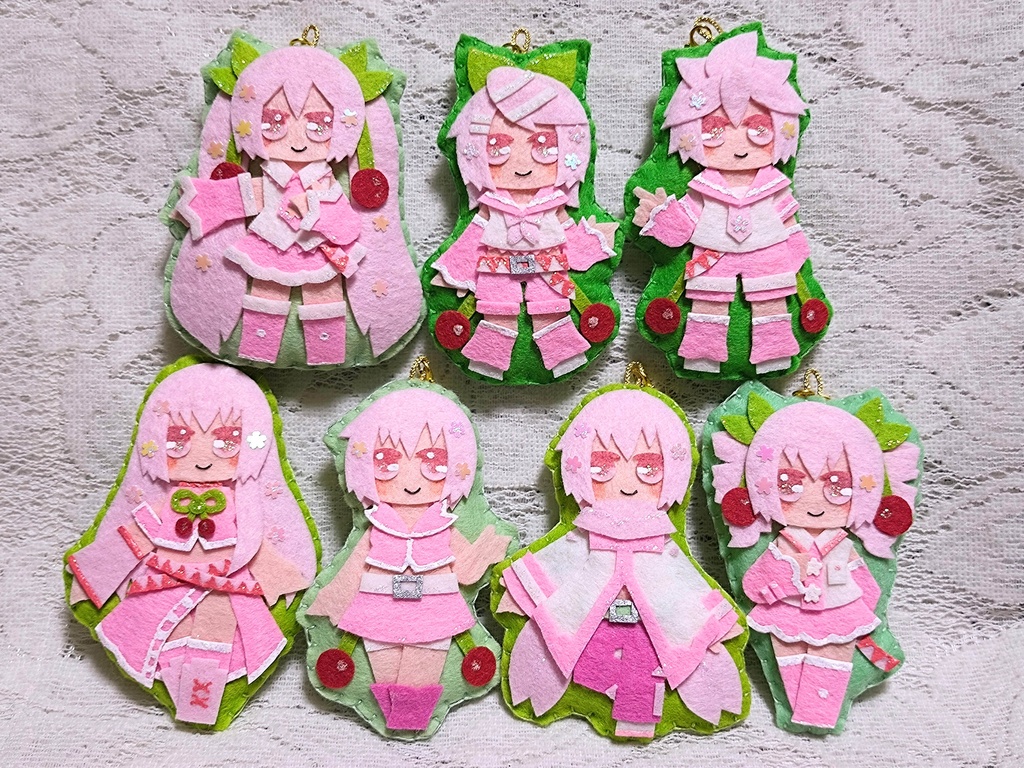 フェルトのストラップ(桜クリプトンズ+テトさん)