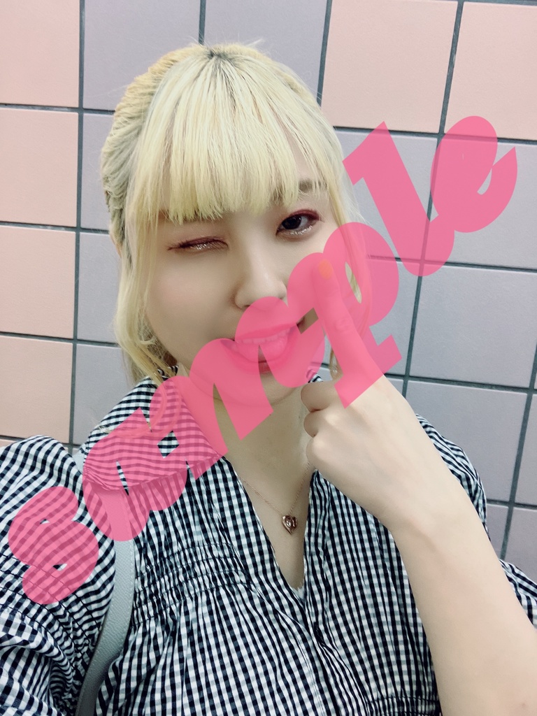 藤咲千奈 チェックワンピ デコ写真