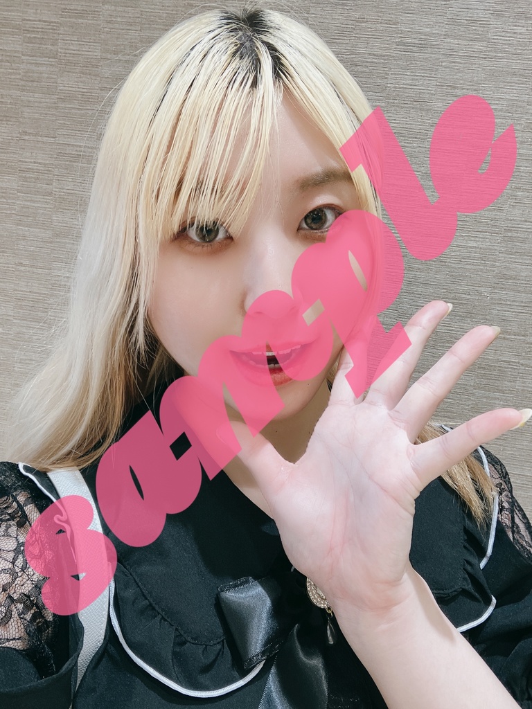 藤咲千奈 黒ブラウス デコ写真