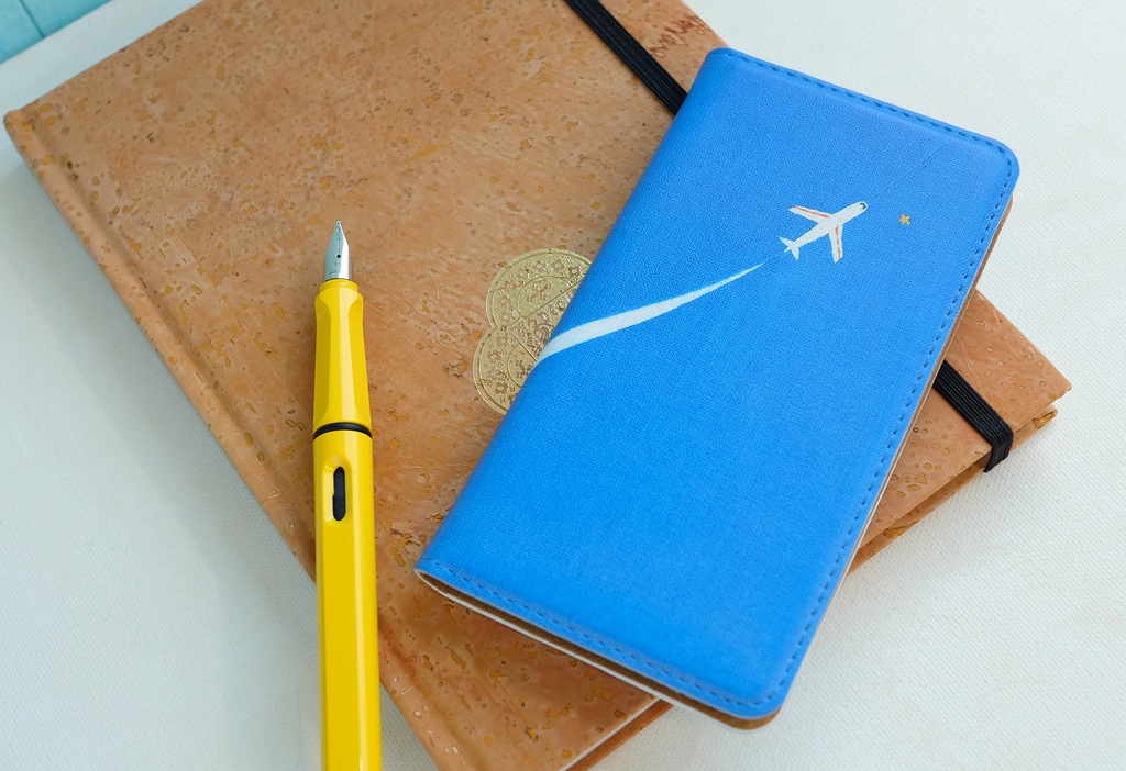 ひこうきぐも 手帳型スマホケース ベルトなし 【 飛行機 空 青 シンプル ストラップホール iPhone 】