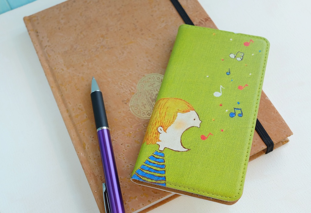 はなうた歌う 女の子 手帳型スマホケース ベルトなし 【 音楽 音符 春 かわいい ストラップホール iPhone 】