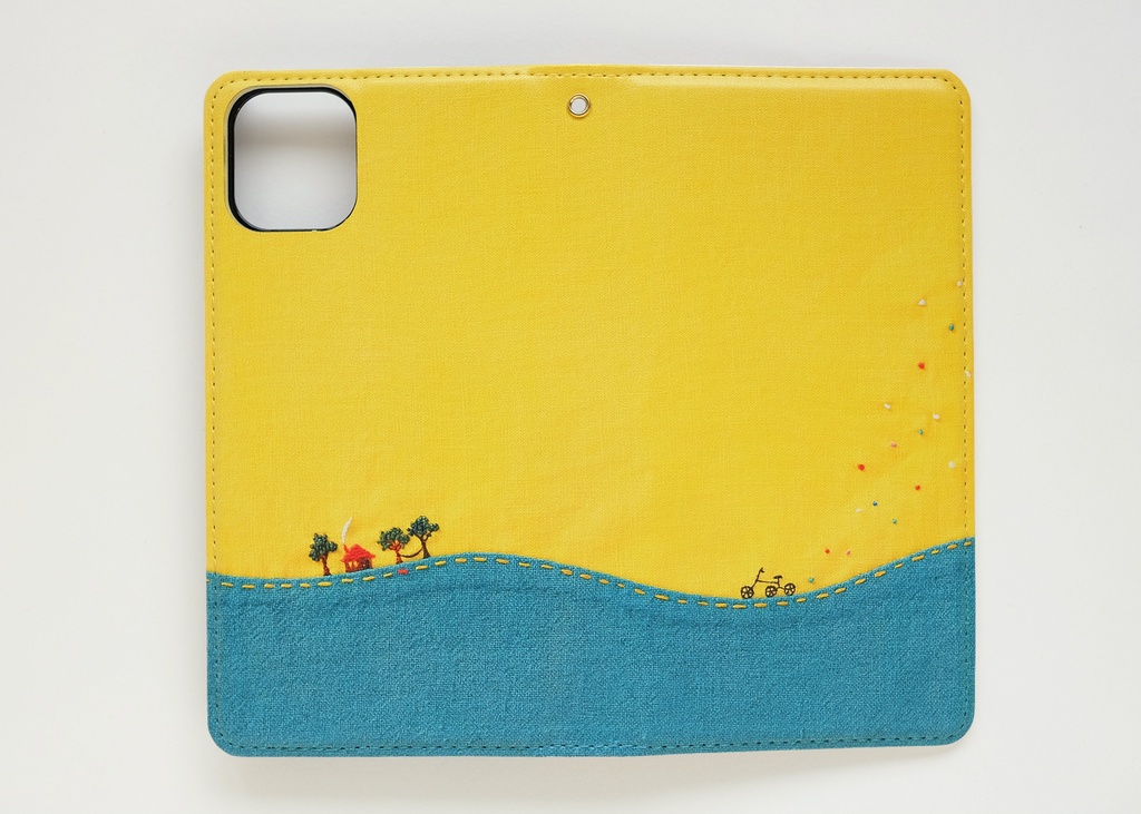 丘をゆく三輪車 手帳型スマホケース ベルトなし【 春 黄色 イエロー iPhone 】