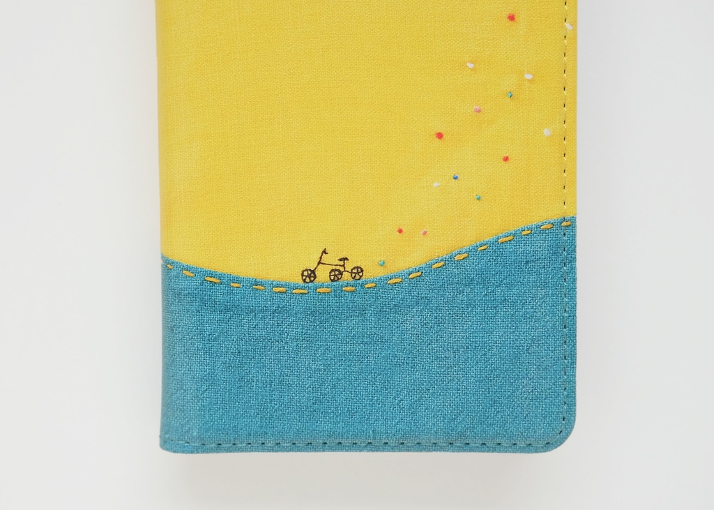 丘をゆく三輪車 手帳型スマホケース ベルトなし【 春 黄色 イエロー iPhone 】