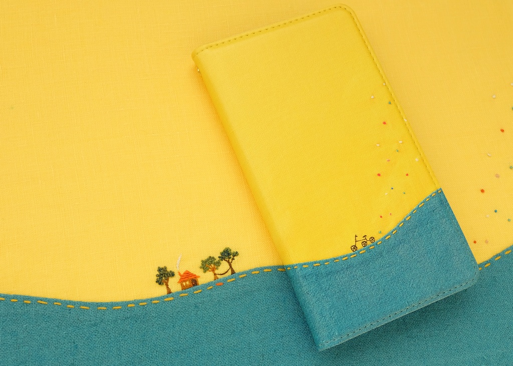 丘をゆく三輪車 手帳型スマホケース ベルトなし【 春 黄色 イエロー iPhone 】