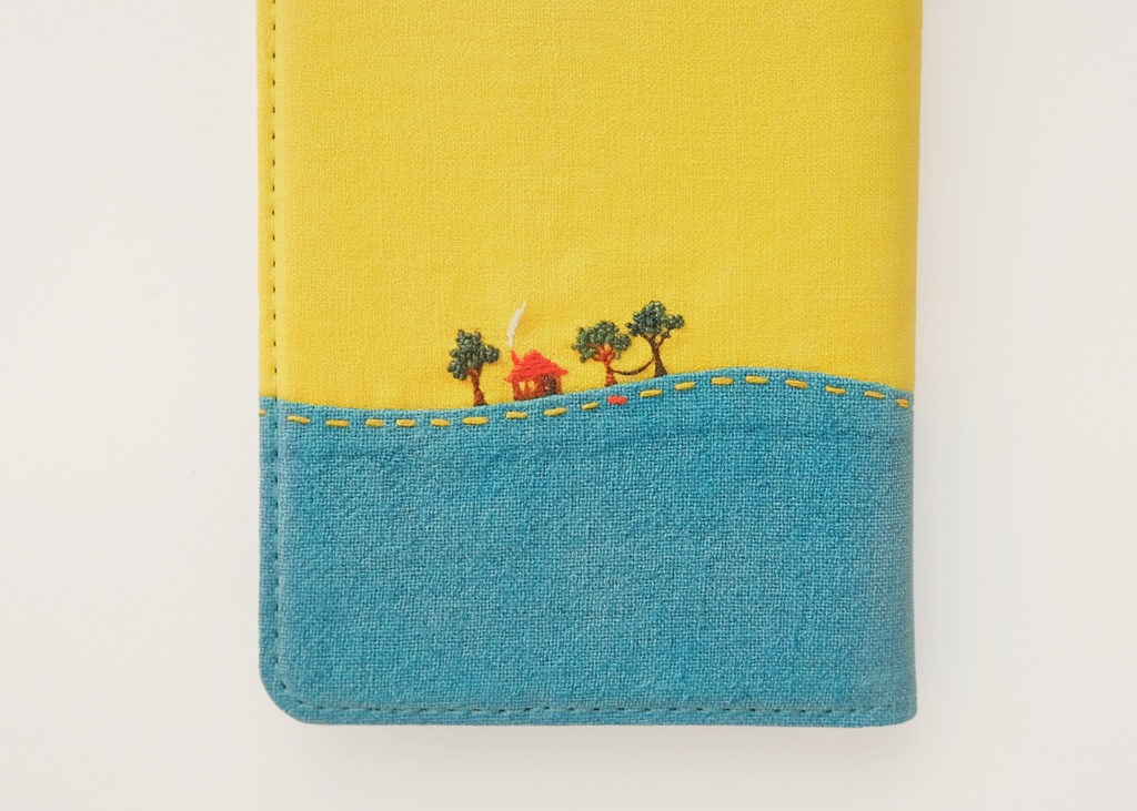 丘をゆく三輪車 手帳型スマホケース ベルトなし【 春 黄色 イエロー iPhone 】