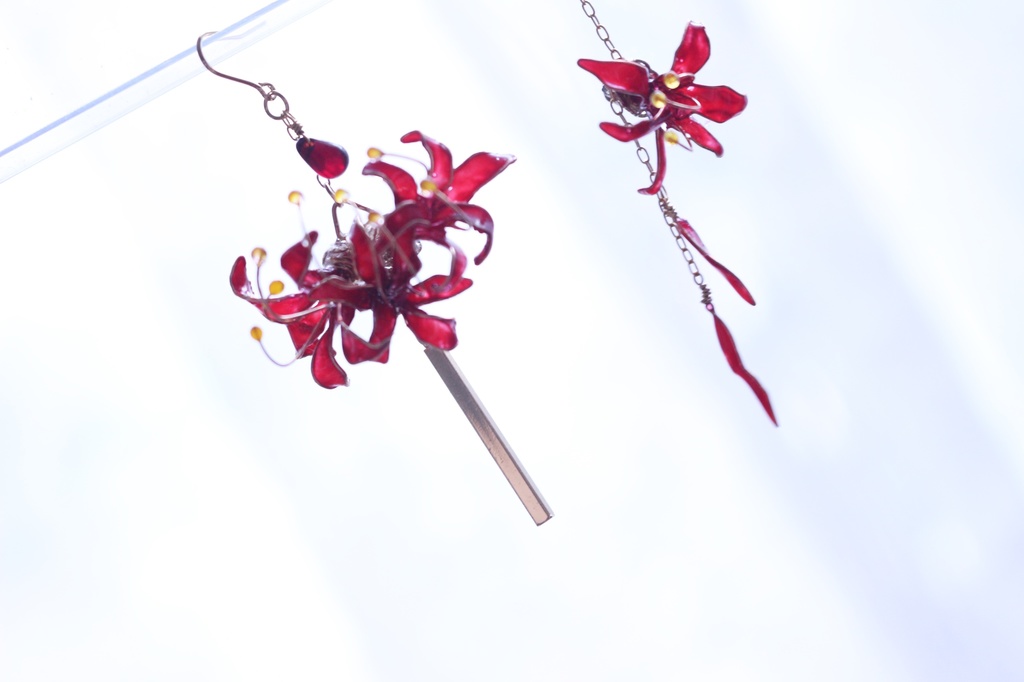 彼岸花のピアス・イヤリング