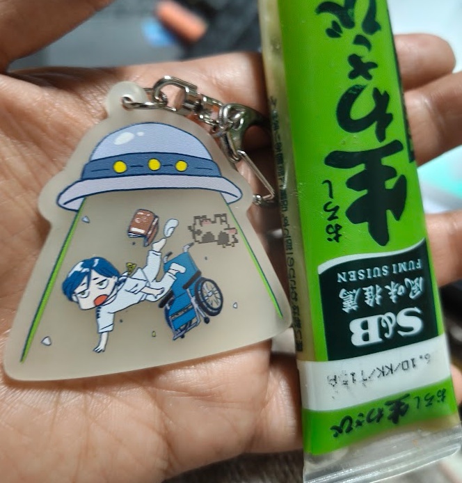 センター長アブダクション蓄光アクキー（すごく ひかり ます）