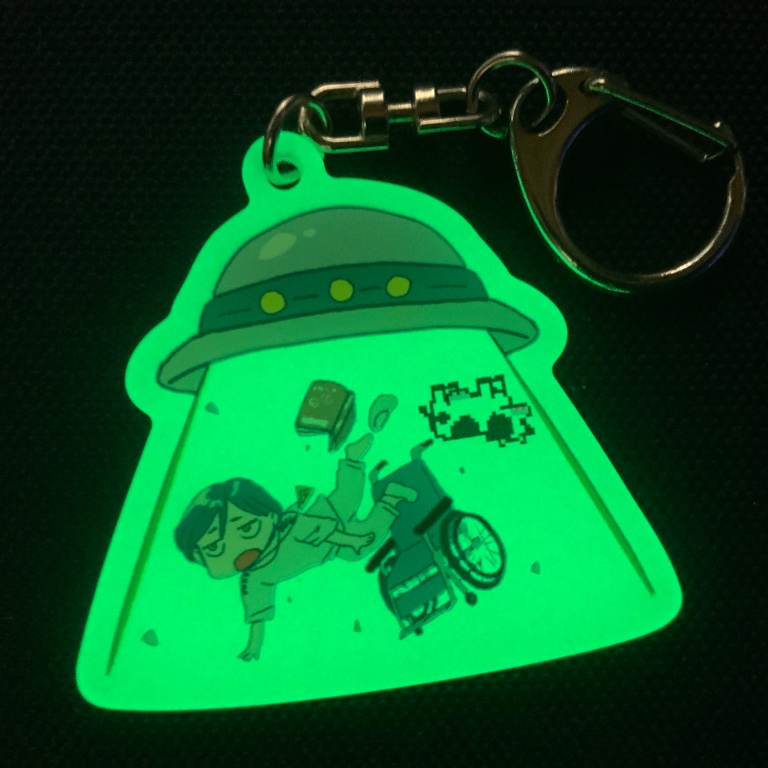 センター長アブダクション蓄光アクキー(すごく ひかり ます)
