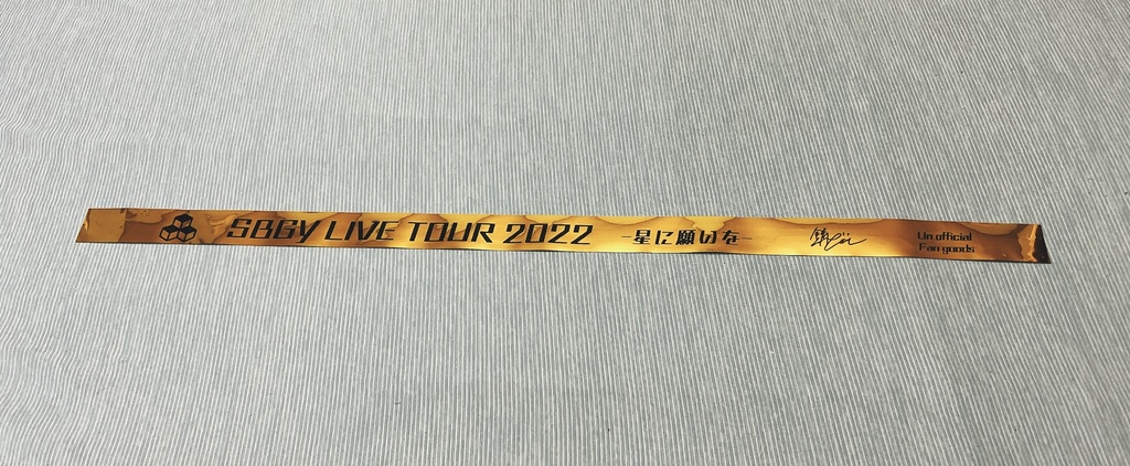 「Wish upon a shining star on stage」ノベルティのポストカードと銀テープ