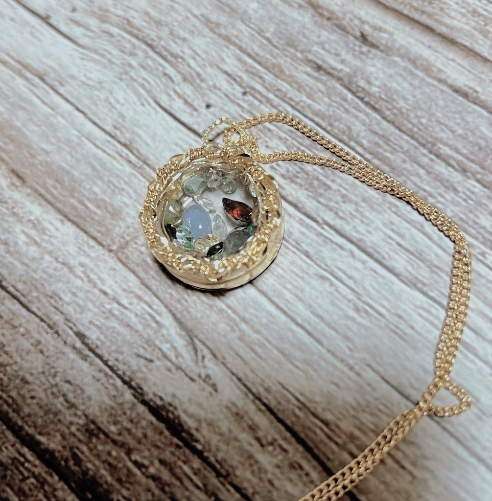 カケラジュエルたちの水槽ペンダント