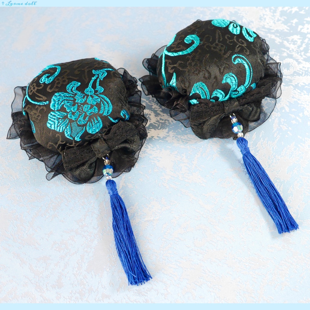 【完成品】【一点物】《☥》綿入りタッセル付きお団子カバー (カラー▷黒×青)