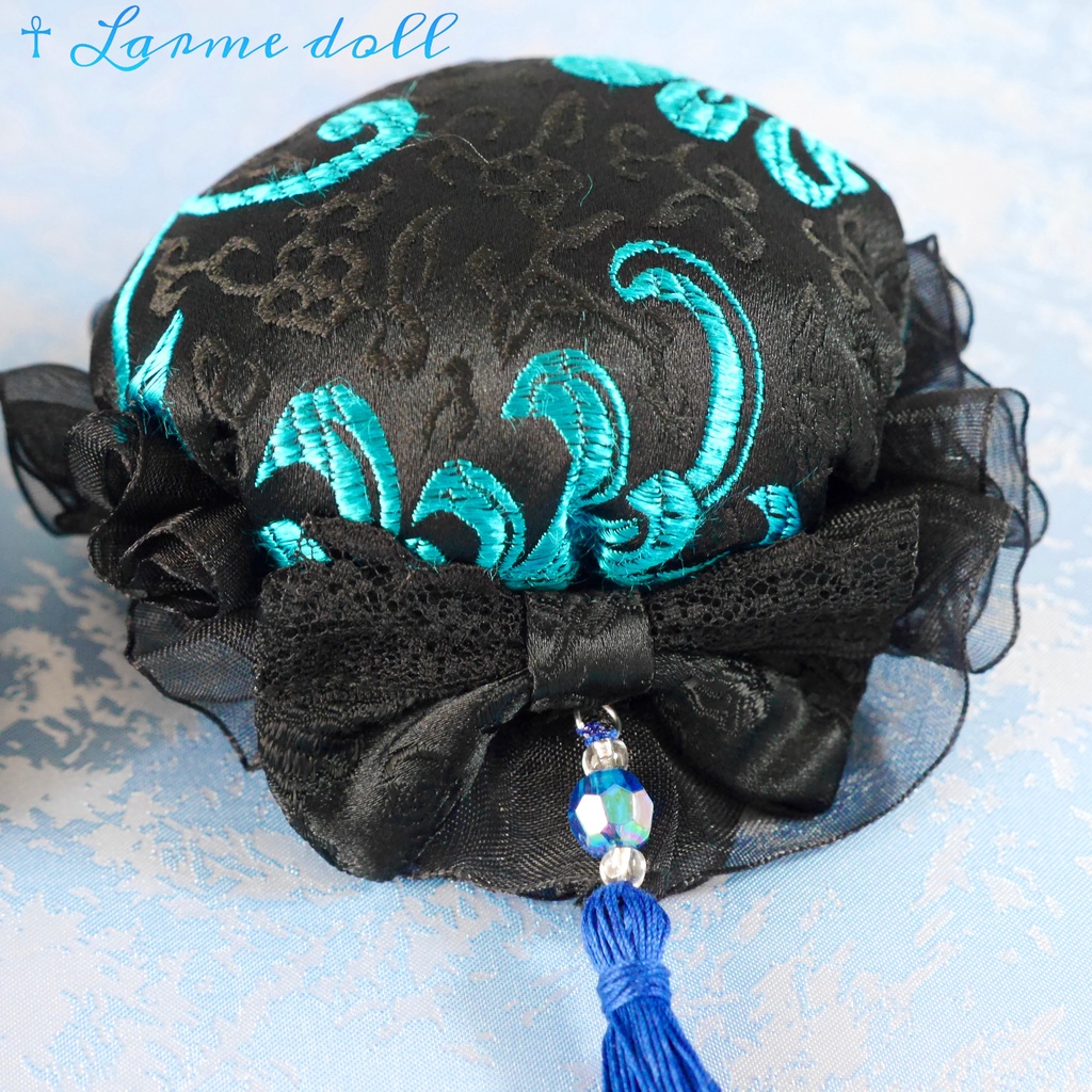 【完成品】【一点物】《☥》綿入りタッセル付きお団子カバー (カラー▷黒×青)