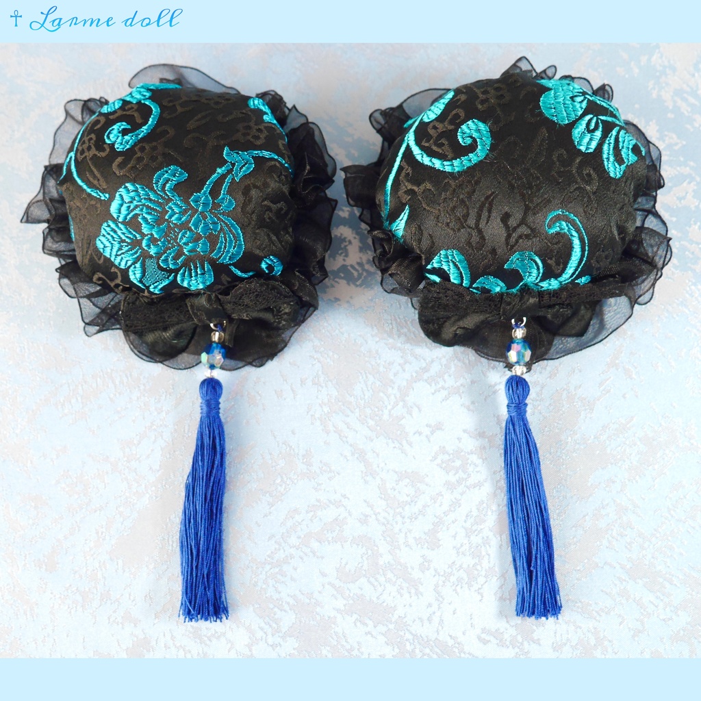 【完成品】【一点物】《☥》綿入りタッセル付きお団子カバー (カラー▷黒×青)