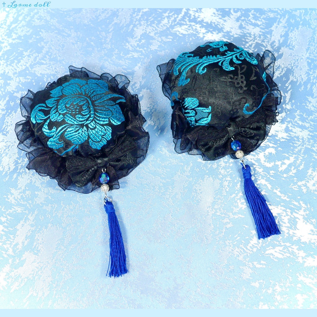 【完成品】【一点物】《☥》タッセル付きお団子カバー 取り外し可能綿クッション+パッチンどめタイプ (カラー▷黒×青)