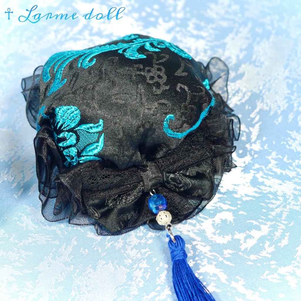 【完成品】【一点物】《☥》タッセル付きお団子カバー 取り外し可能綿クッション+パッチンどめタイプ (カラー▷黒×青)