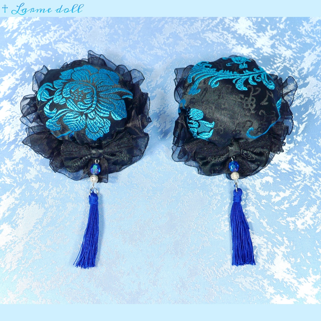 【完成品】【一点物】《☥》タッセル付きお団子カバー 取り外し可能綿クッション+パッチンどめタイプ (カラー▷黒×青)