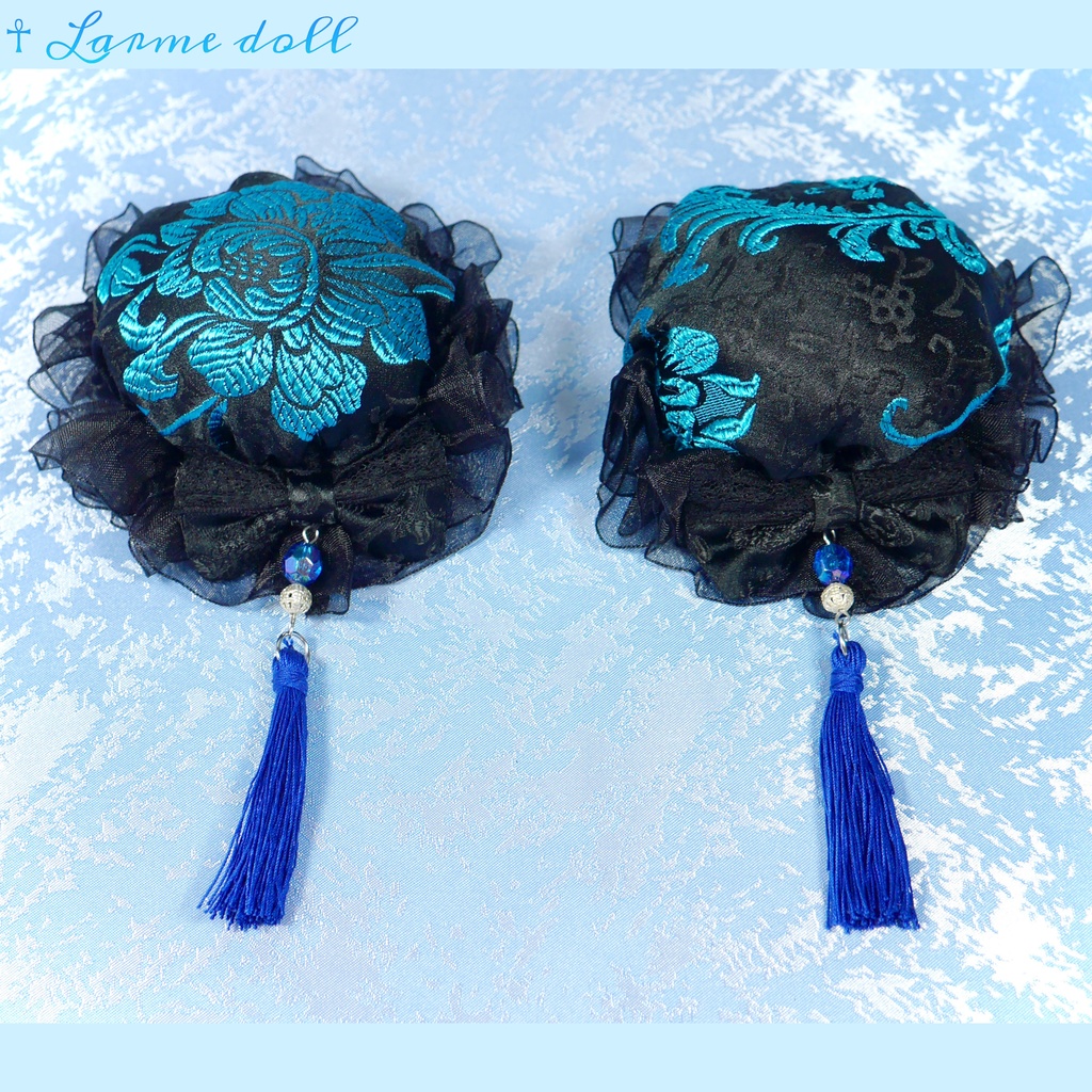 【完成品】【一点物】《☥》タッセル付きお団子カバー 取り外し可能綿クッション+パッチンどめタイプ (カラー▷黒×青)