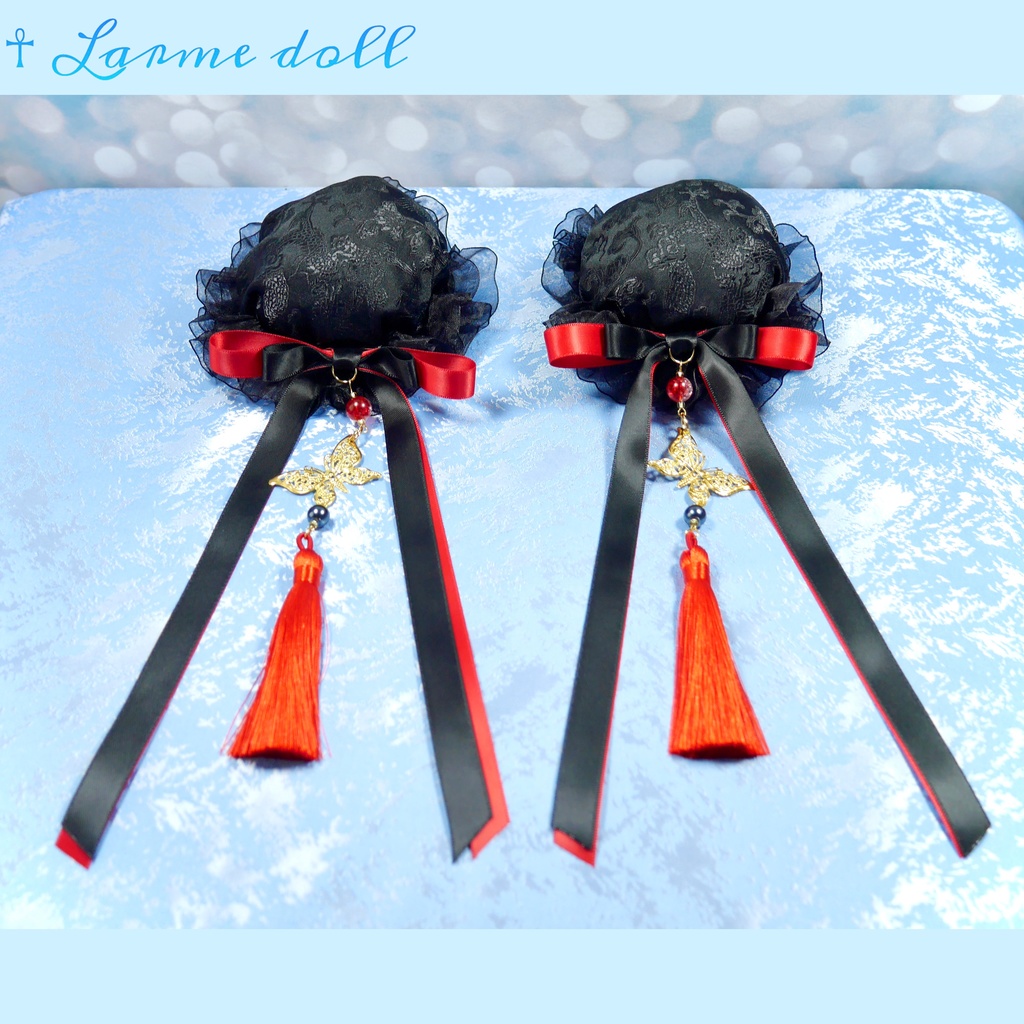 【受注生産】《☥》ダブルリボンタッセル付きお団子カバー カラー▷黒×赤 (接合パーツ、蝶チャームゴールドカラーVer.)