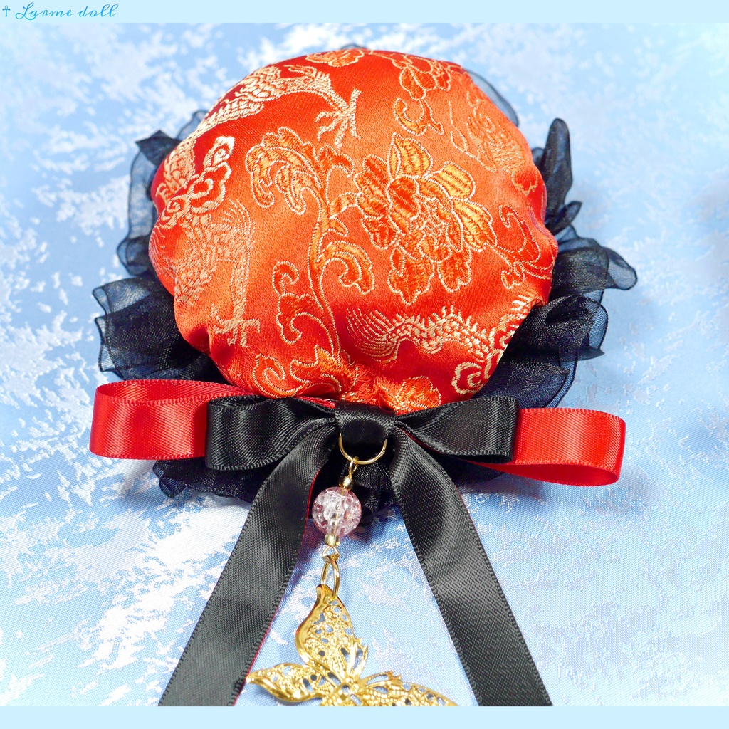 【受注生産】《☥》ダブルリボンタッセル付きお団子カバー カラー▷赤×黒 (接合パーツ、蝶チャームゴールドカラーVer.)