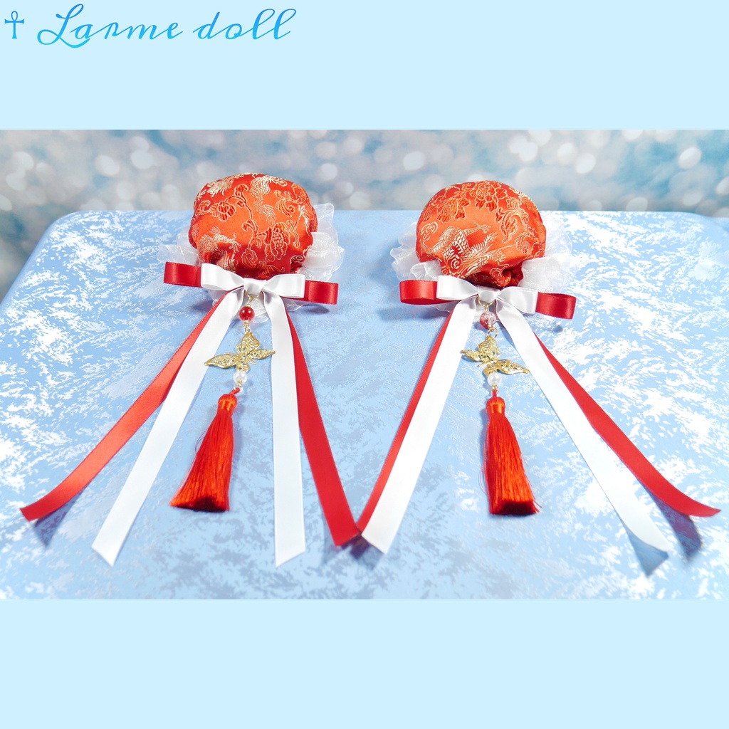 【受注生産】《☥》ダブルリボンタッセル付きお団子カバー カラー▷赤×白(接合パーツ、蝶チャームゴールドカラーver.)