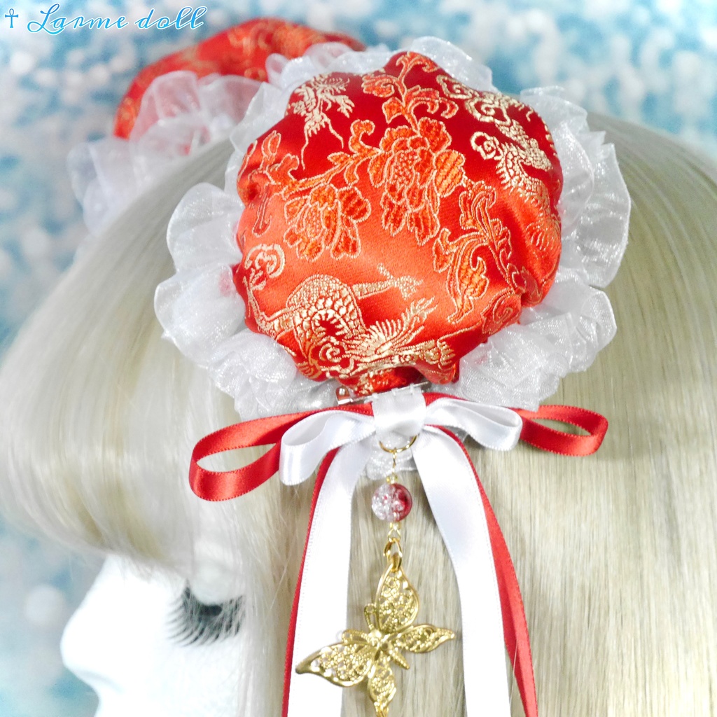 【受注生産】《☥》ダブルリボンタッセル付きお団子カバー カラー▷赤×白(接合パーツ、蝶チャームゴールドカラーver.)