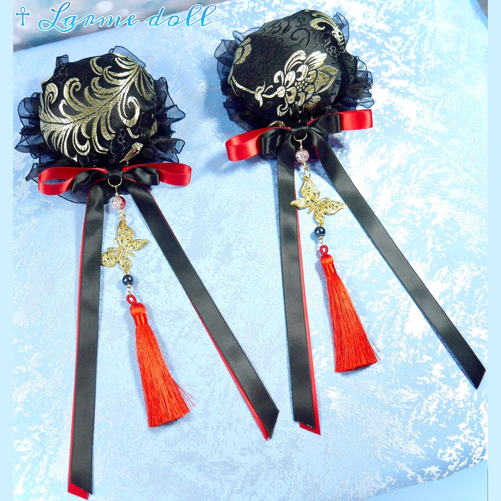 【受注生産】《☥》ダブルリボンタッセル付きお団子カバー カラー▷黒×ゴールド×赤(接合パーツ、蝶チャームゴールドカラーver.)