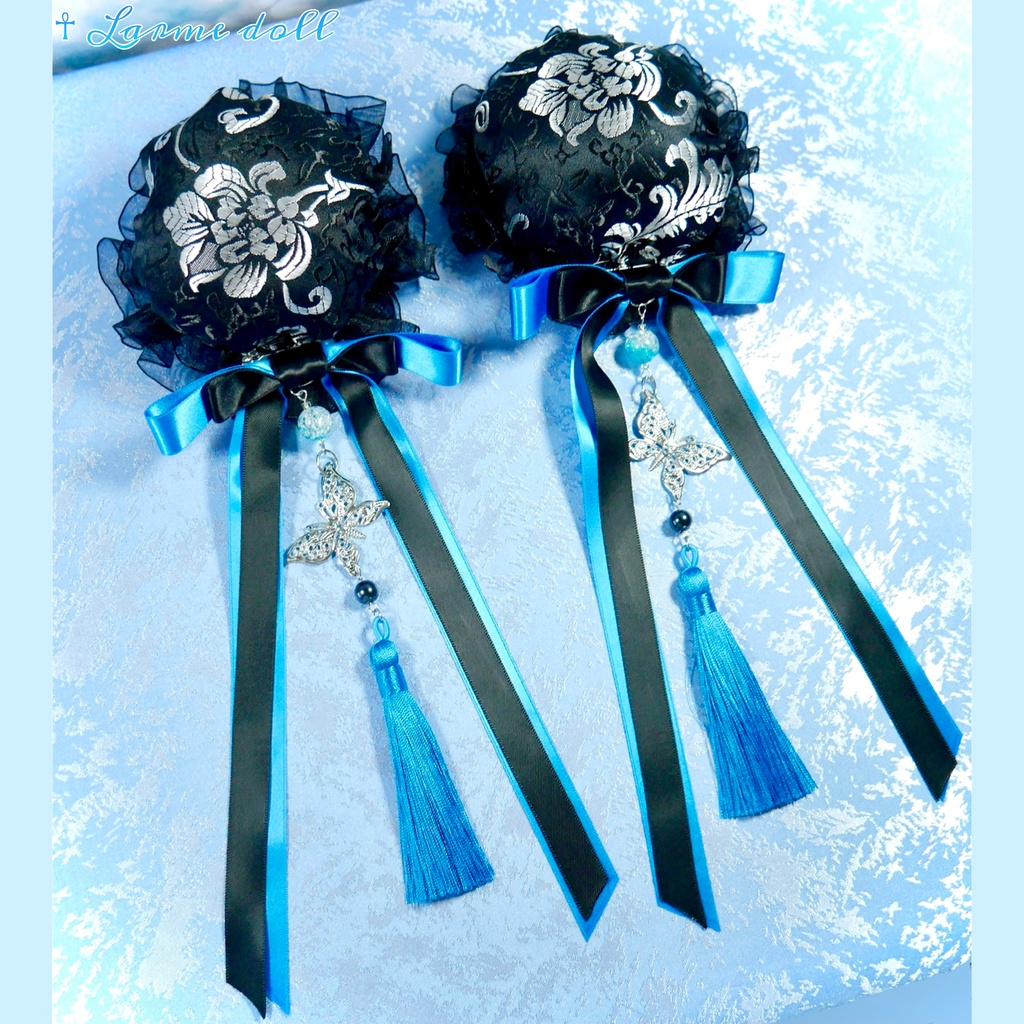 【受注生産】《☥》ダブルリボンタッセル付きお団子カバー カラー▷黒×シルバー×青(接合パーツ、蝶チャームシルバーカラーver.)