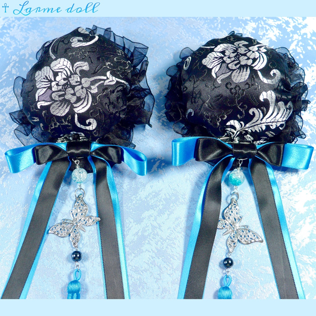 【受注生産】《☥》ダブルリボンタッセル付きお団子カバー カラー▷黒×シルバー×青(接合パーツ、蝶チャームシルバーカラーver.)