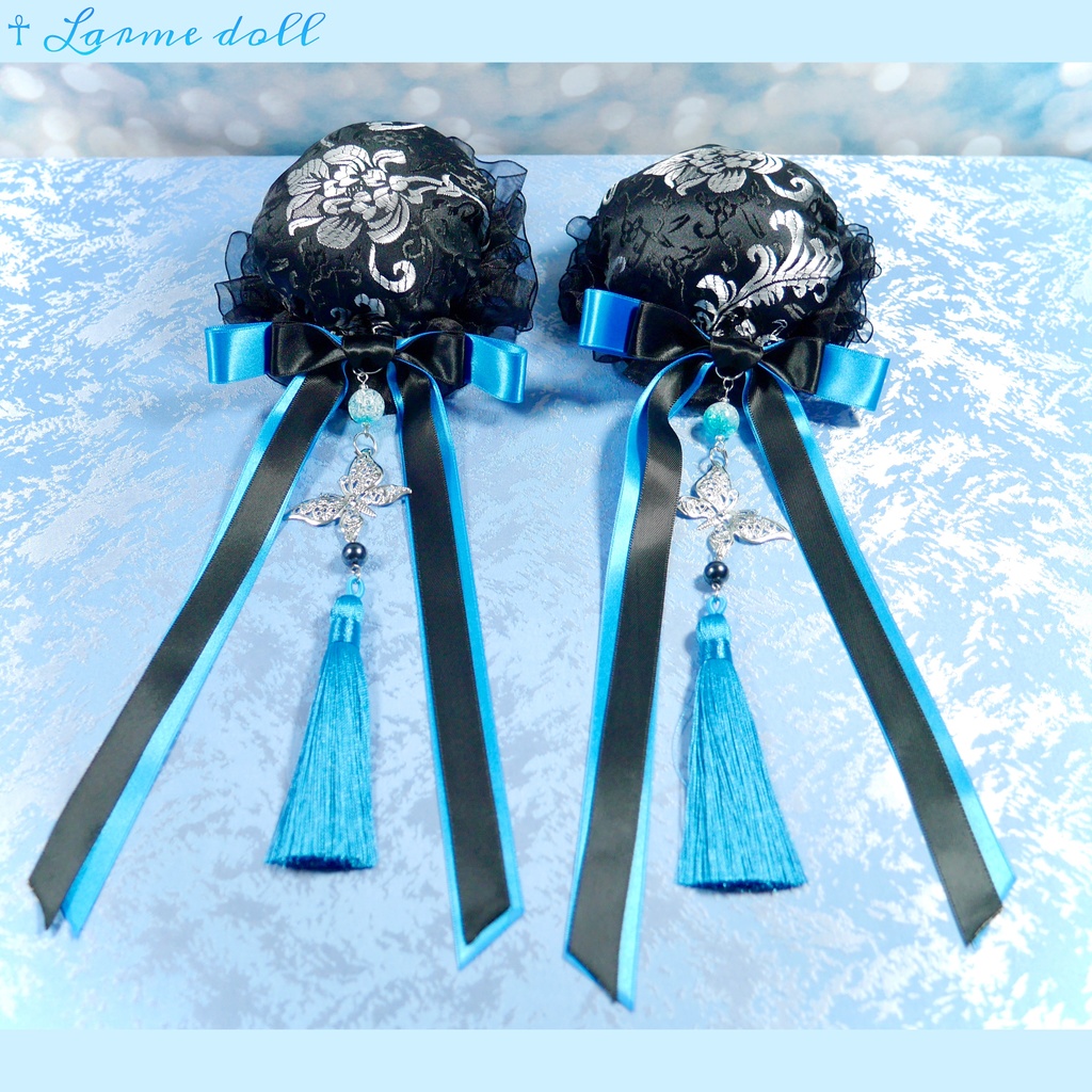 【受注生産】《☥》ダブルリボンタッセル付きお団子カバー カラー▷黒×シルバー×青(接合パーツ、蝶チャームシルバーカラーver.)
