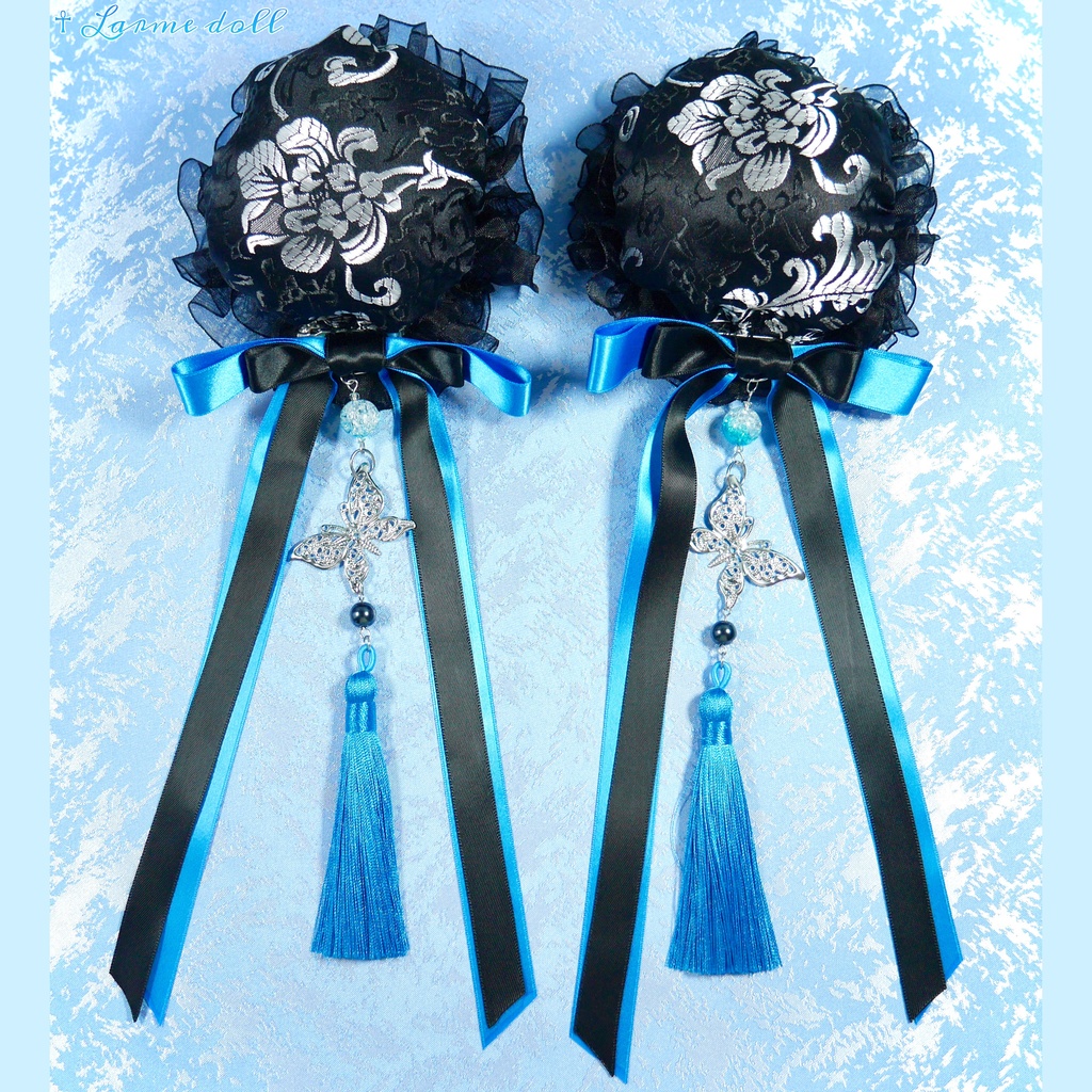 【受注生産】《☥》ダブルリボンタッセル付きお団子カバー カラー▷黒×シルバー×青(接合パーツ、蝶チャームシルバーカラーver.)