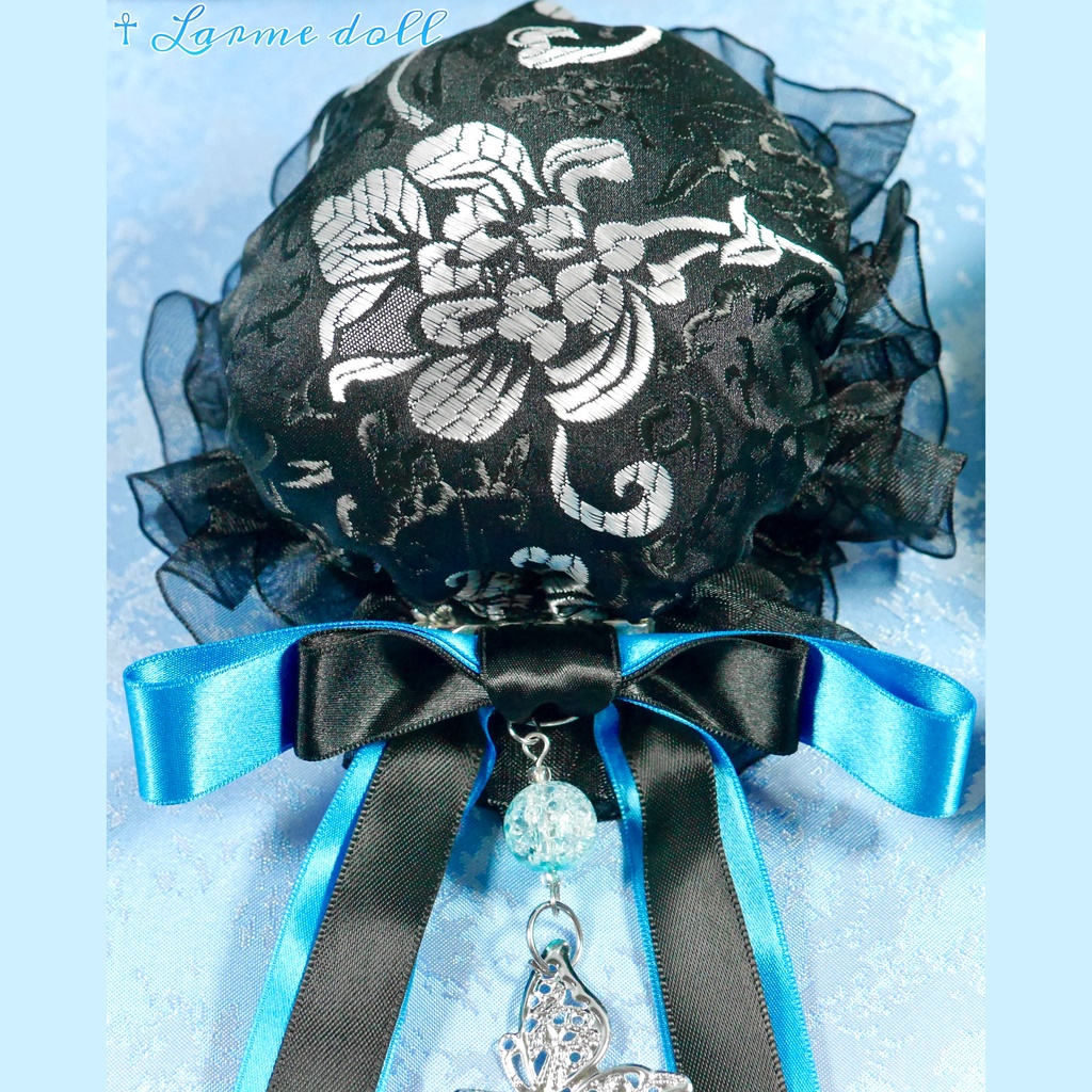 【受注生産】《☥》ダブルリボンタッセル付きお団子カバー カラー▷黒×シルバー×青(接合パーツ、蝶チャームシルバーカラーver.)