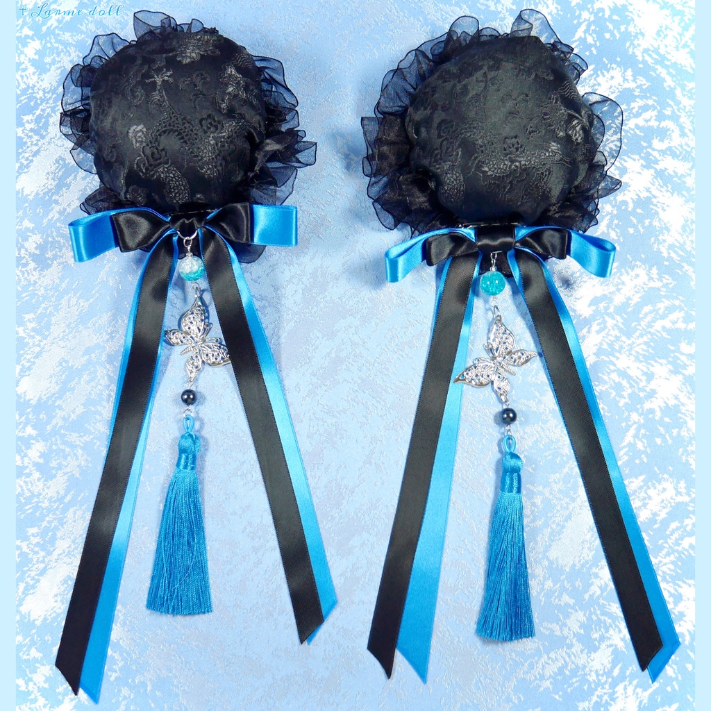【受注生産】《☥》ダブルリボンタッセル付きお団子カバー カラー▷黒×青(接合パーツ、蝶チャームシルバーカラーver.)