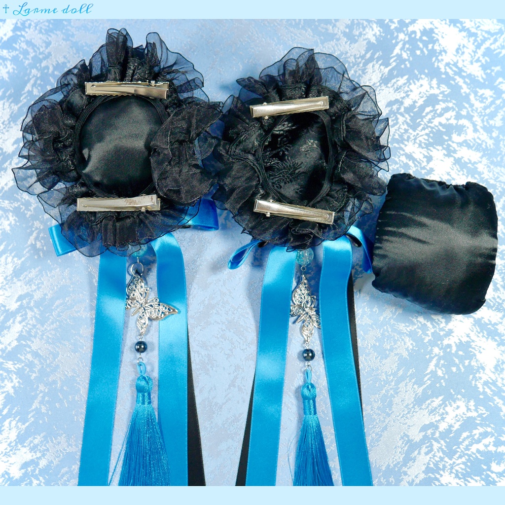 【受注生産】《☥》ダブルリボンタッセル付きお団子カバー カラー▷黒×青(接合パーツ、蝶チャームシルバーカラーver.)
