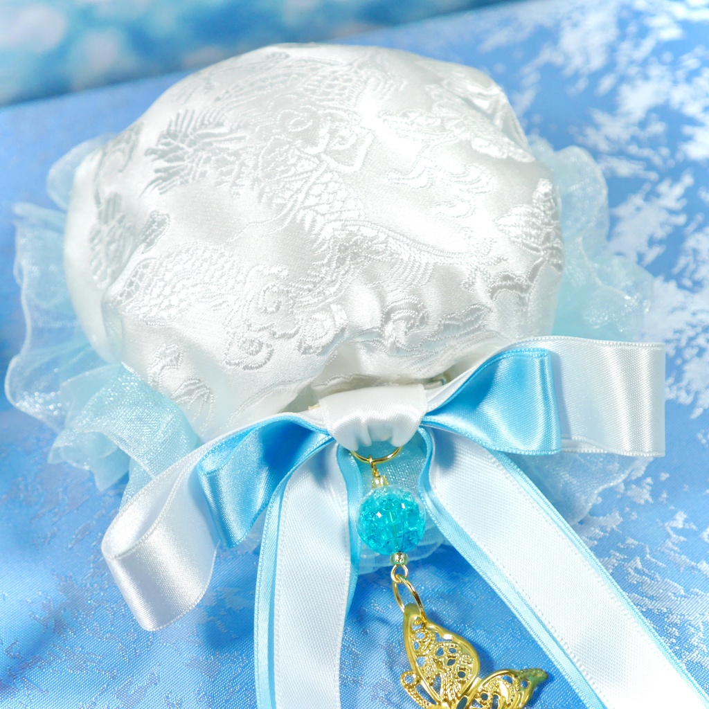 【受注生産】《☥》ダブルリボンタッセル付きお団子カバー(レース水色)(本体カバーカラー▷白)(接合パーツ、蝶々チャームゴールドカラーVer.)