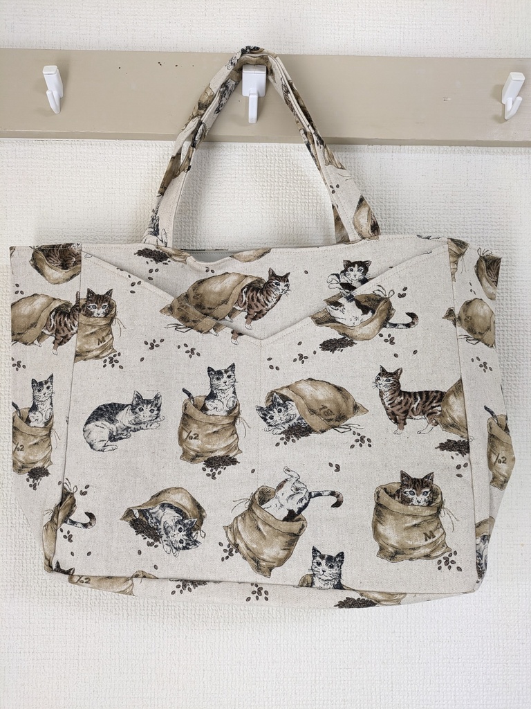 Vポケットのバッグ