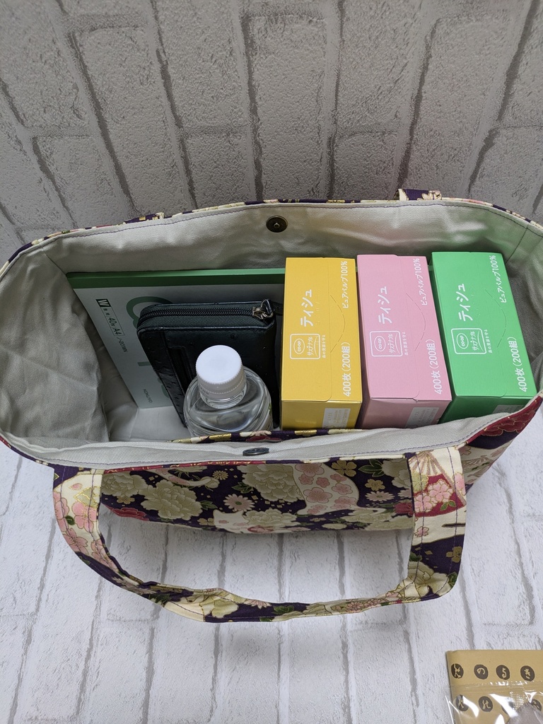 Vポケットのバッグ
