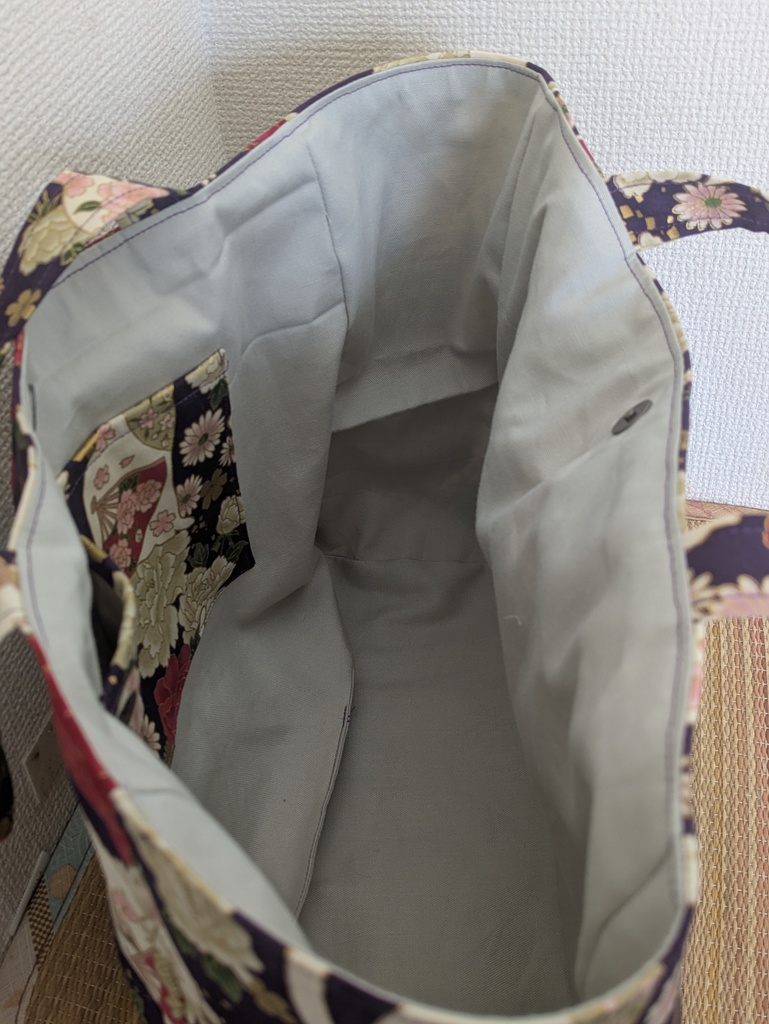 Vポケットのバッグ