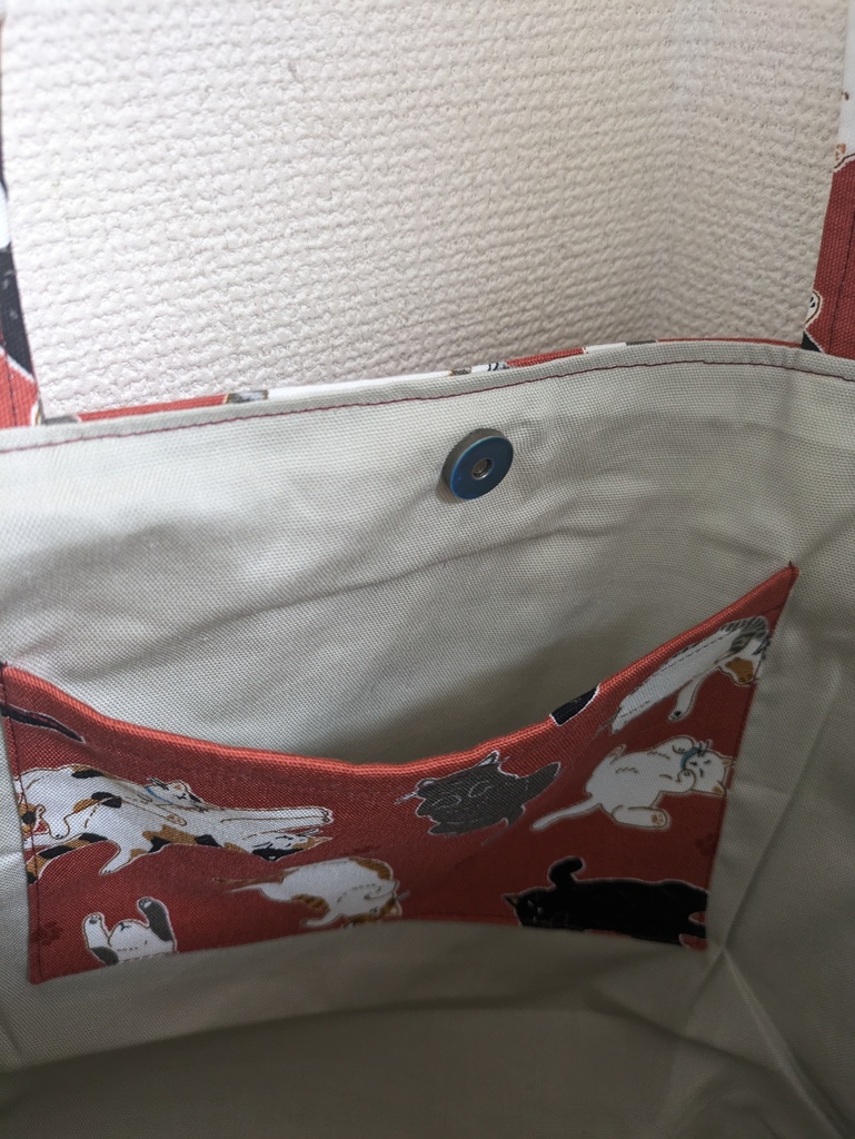 Vポケットのバッグ