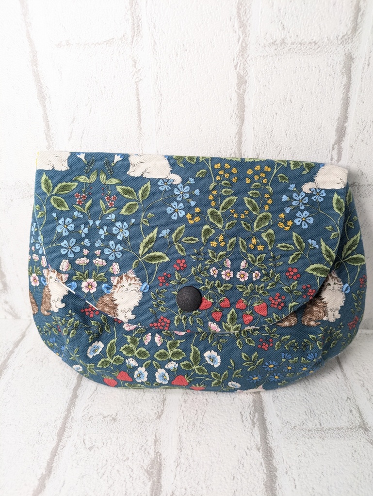 ぷっくりラウンドポーチ