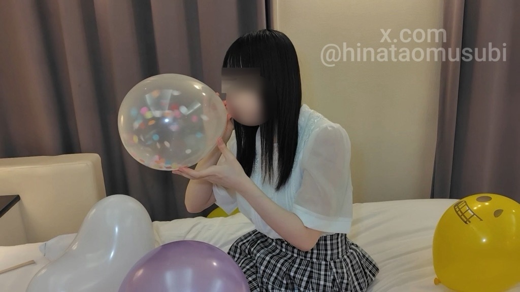 ニーハイで風船遊び