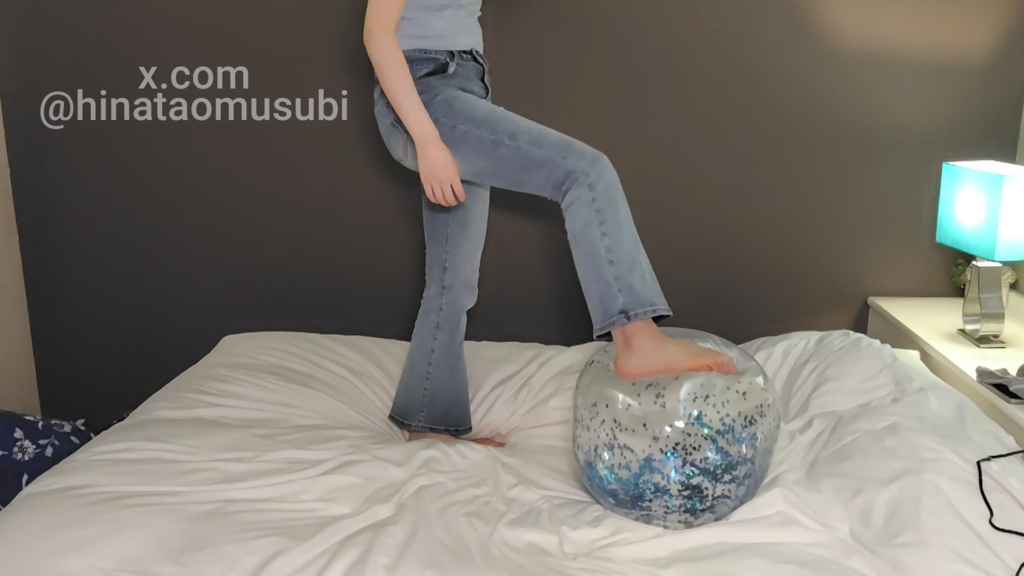 ビーチボールを膨らませて遊ぶ